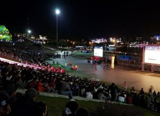 Đà Lạt: Hàng ngàn người tập trung cổ vũ bóng đá dưới cái rét 18 độ