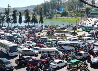 Đà Lạt “nghẹt thở” vì lượng khách khổng lồ đổ về nghỉ Tết Dương Lịch