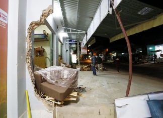 Đà Lạt: Xe ô tô mất lái, húc đầu vào cửa hàng đồ gỗ đường Mê Linh