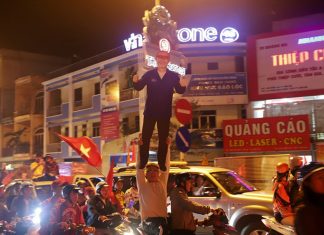 Bảo Lộc đêm không ngủ, cờ đỏ sao vàng tràn ngập khắp đường phố mừng tuyển Việt Nam vô địch