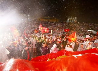 Đà Lạt: Cổ động viên đội mưa đi coi trận chung kết AFF Cup lượt về