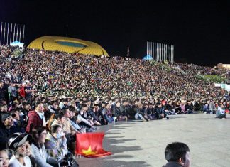 Phát hàng ngàn lon bia miễn phí cho CĐV tại Đà Lạt cổ vũ ĐT Việt Nam