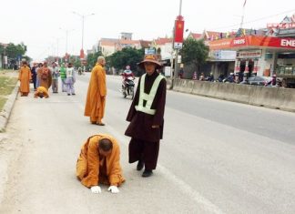 Hai nhà sư “tam bộ nhất bái” ở Thiền viện Trúc Lâm Đà Lạt đã ra đến Nghệ An