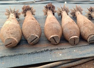 Lâm Đồng: Công nhân lái máy múc đụng cả chục viên đạn cối