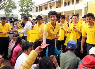 Hoa hậu Hoàn vũ Việt Nam H’Hen Niê tặng quà tết tại huyện Di Linh