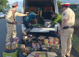 Mua pháo hoa đốt dịp Tết có thể bị phạt 10 triệu