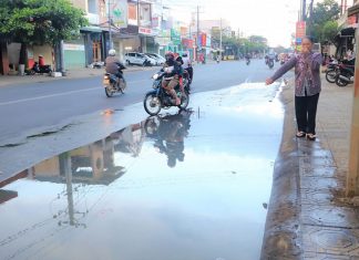 Bảo Lộc: Cống xả nước thải bị xì, cả khu phố sống chung với mùi hôi thối