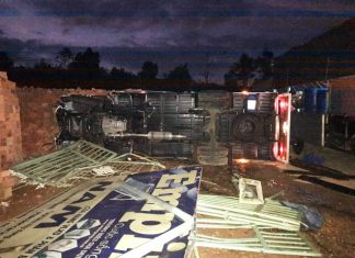 Di Linh: Xe tải lao vào bãi tập kết vật liệu rồi lật nghiêng, 2 người nhập viện