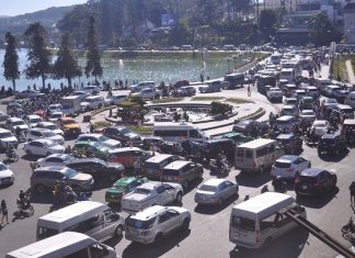 Hàng ngàn ô tô, xe máy nối đuôi rời Đà lạt