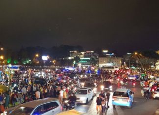 Đà Lạt kẹt cứng, du khách ùn ùn đổ về tránh nóng