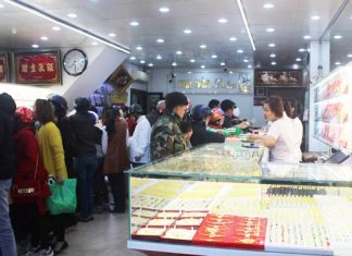 Người dân Đà Lạt đổ xô mua vàng ngày Thần Tài