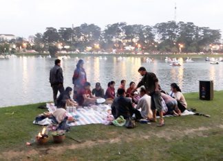 Nhếch nhác ngay hồ Xuân Hương