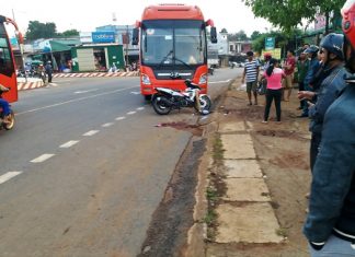 Lâm Đồng: Xe khách lấn đường va chạm với xe máy, 2 người thương vong