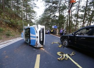 Va quẹt giữa đèo Prenn, xe taxi chở khách lật nghiêng