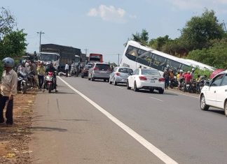 Di Linh: Né xe con, xe khách lao đầu xuống mương
