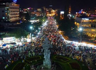 Biển người chen chân ở chợ đêm Đà Lạt dịp lễ 30/4