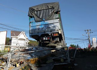 Đà Lạt: Xe tải bị “trôi” ủi bay tấm bia đề tên Làng hoa Thái Phiên