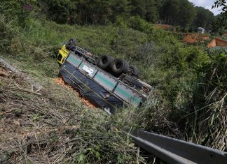Đà Lạt: Xe tải bể nồi hơi, mất lái lật xuống triền đèo Mimosa