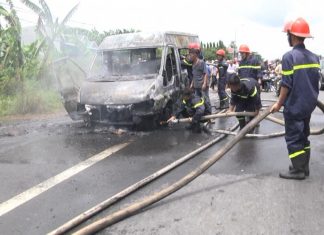 Ô tô 16 chỗ bốc cháy dữ dội trên Quốc lộ 20, cậu bé 14 tuổi thiệt mạng