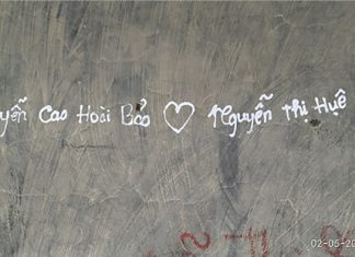 Ngán ngẩm trước ‘tình yêu’ các cặp đôi để lại trên chiếc chuông lớn trong ngôi chùa Linh Quy Pháp Ấn