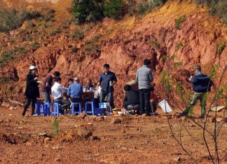 Mở tiệc rồi để lại luôn ‘bãi chiến trường’ tại khu đất trống ở Đà Lạt