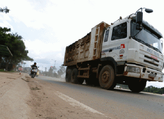 Đà Lạt: Vận chuyển bùn thải cẩu thả, bụi bay mù mịt