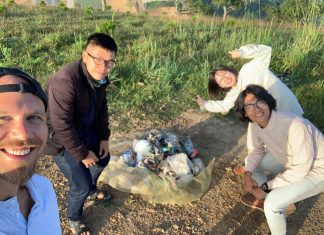 Du khách Mỹ dọn rác ở Đà Lạt