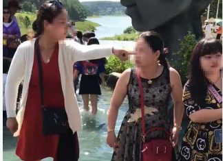 Đà Lạt: Cãi nhau về chỗ chụp ảnh tại hồ Vô Cực, 2 người phụ nữ lao vào “choảng” túi bụi