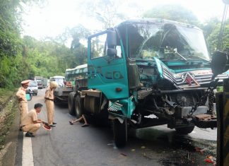 Xe đầu kéo va chạm với xe tải, đèo Bảo Lộc kẹt cứng