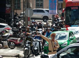 Du khách ùn ùn lên Đà Lạt tránh nóng, xe cộ nhích từng centimet