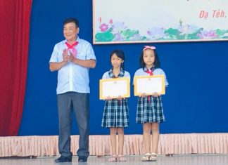 Lâm Đồng: Khen thưởng hai học sinh tiểu học trả lại 11 triệu đồng cho người đánh rơi