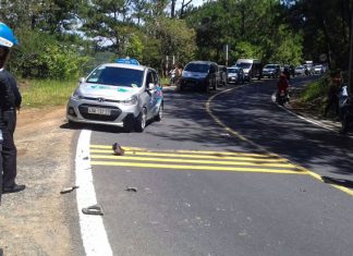 Đà Lạt: Xe taxi va quẹt với xe máy, giao thông đèo Prenn ùn ứ hơn 20 phút