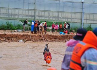 Lâm Đồng: Cảnh sát căng cáp ngang sông giải cứu 40 người thoát dòng lũ dữ