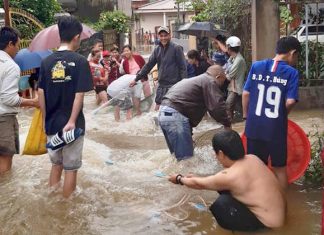 Bảo Lộc: Sau mưa lớn, dân phố ôm rổ, vợt, bu gà… ra đường bắt cá