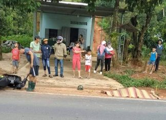 Lâm Đồng: Cán lên bùn đất, ngã ra đường, 1 người bị xe tải cán tử vong