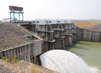 Cửa van thủy điện bị kẹt, nguy cơ vỡ đập đe dọa 2 tỉnh Tây Nguyên