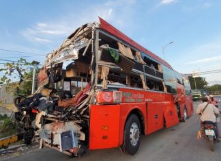 Hai xe giường nằm va chạm kinh hoàng, ít nhất 1 người chết và 40 người bị thương