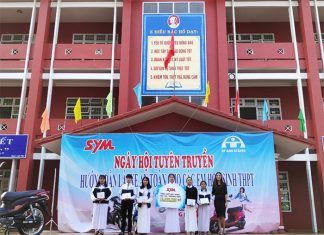 Trao 10 suất học bổng cho học sinh nghèo vượt khó tại trường THPT Lộc Phát