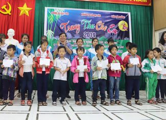 Báo Lâm Đồng trao 60 suất học bổng “tiếp sức đến trường” cho học sinh vùng lũ Đại Lào