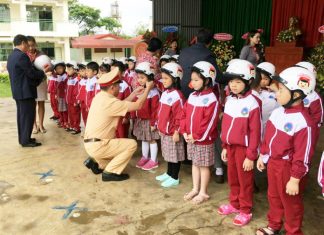 Lâm Đồng: Trao tặng hơn 27 ngàn mũ bảo hiểm cho học sinh lớp 1