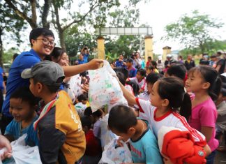 Chi đoàn Báo Lâm Đồng trao quà Trung thu và học bổng cho thiếu nhi vùng lũ Đạ Tẻh