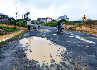 Lâm Đồng: Quốc lộ 27 xuất hiện nhiều ”hố voi”, dày đặc ”ổ gà”