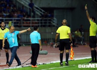 HLV Park Hang Seo nhận thẻ vàng lịch sử ở vòng loại World Cup 2022