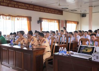 Bảo Lộc: Tuyên truyền, phổ biến kiến thức pháp luật về ATGT cho gần 120 tài xế taxi