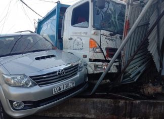 Bảo Lộc: Xe chở rác tông gãy cột điện, ủi sập mái che 2 nhà dân