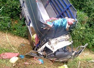 Lâm Đồng: Xe tải chở cà phê bị lật xuống vực khiến 1 người chết, 2 người bị thương