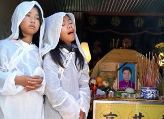 Lâm Đồng: Xót xa mẹ gặp tai nạn mất, hai chị em 12 tuổi côi cút