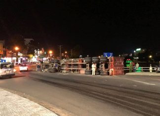 Xe container lật ngay bờ hồ Bảo Lộc, nhiều người thoát nạn