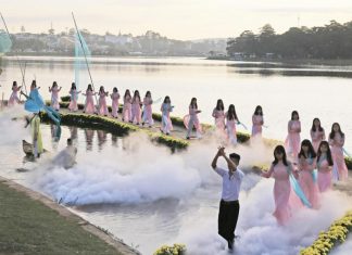 Trình diễn trang phục tơ lụa trên hồ Xuân Hương, Đà Lạt