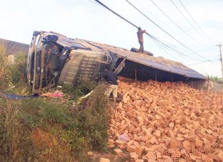 Di Linh: Lật xe chở gạch, tài xế mắc kẹt trong cabin